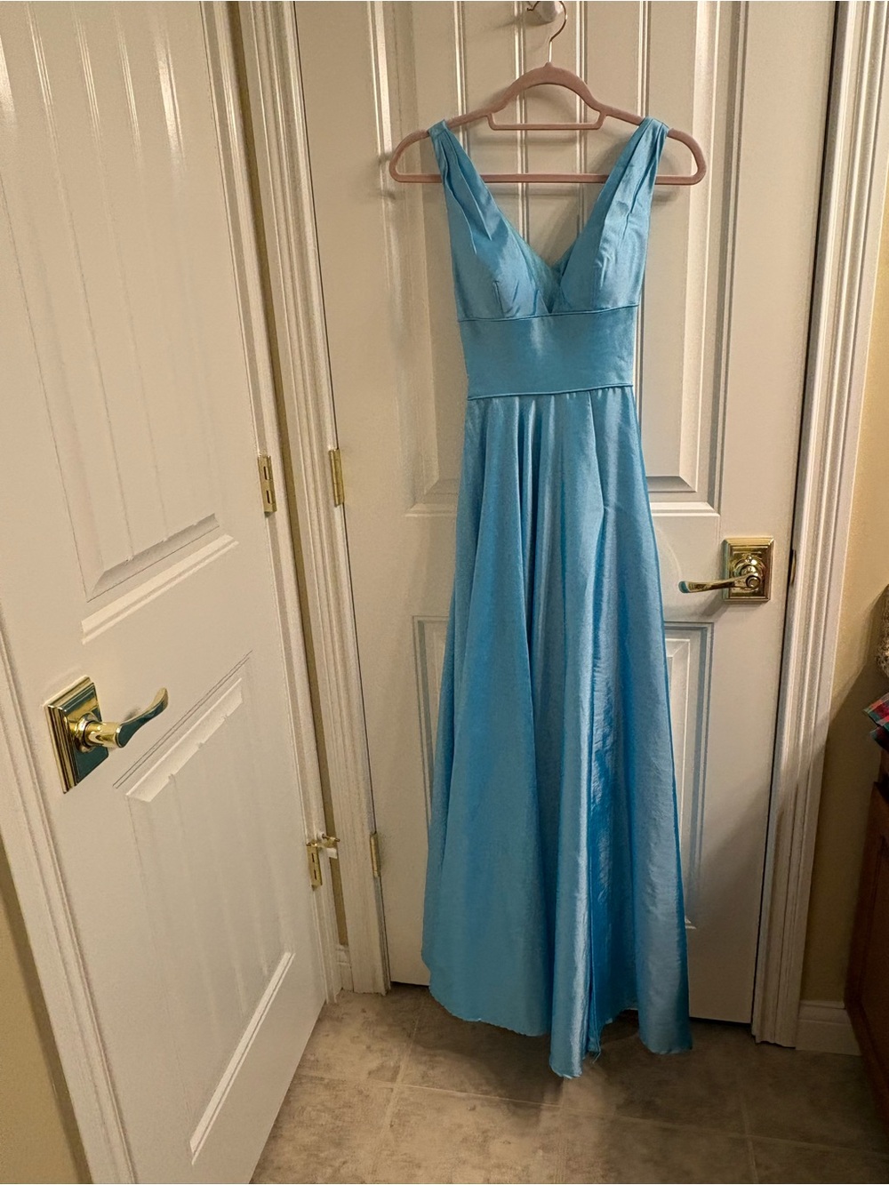 Sherri Hill prom dress Ball gown beautiful pale blue deep v-neck 00 thigh slit